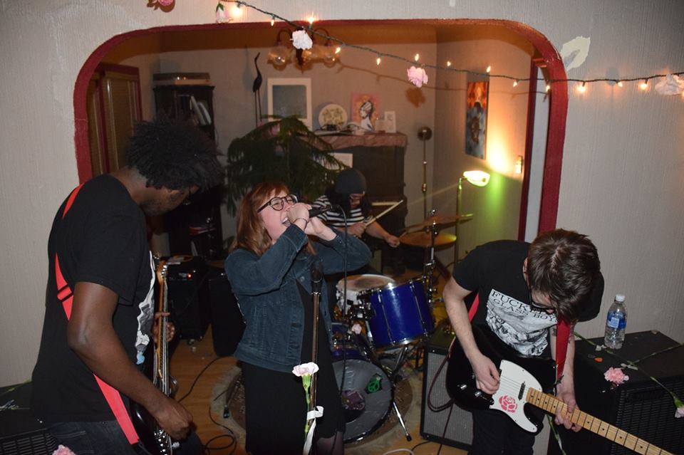 Foto dos 4 membros da banda I Hate Sex, em destaque e cantore nicole boychuk